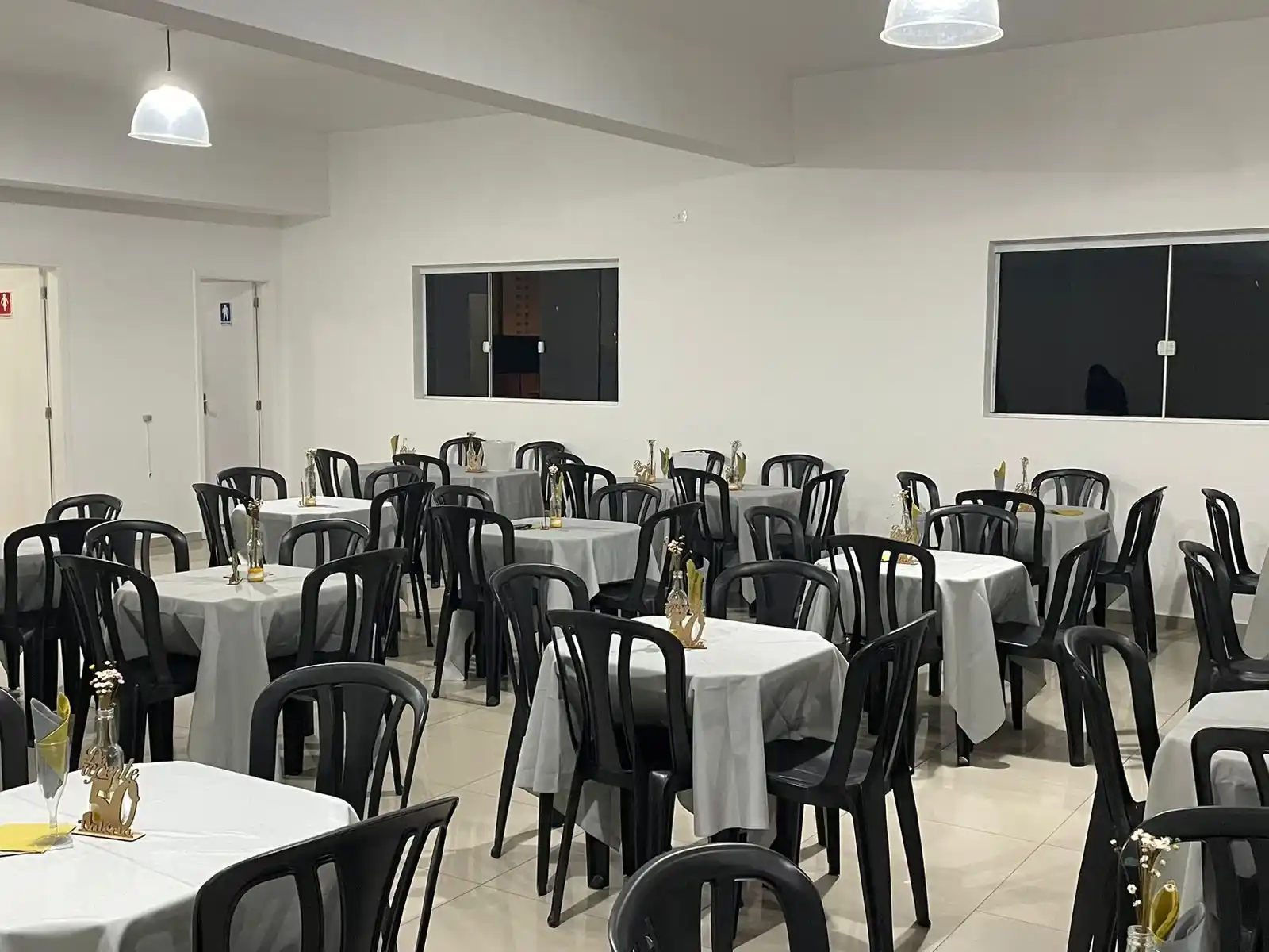 Salão principal decorado para festa